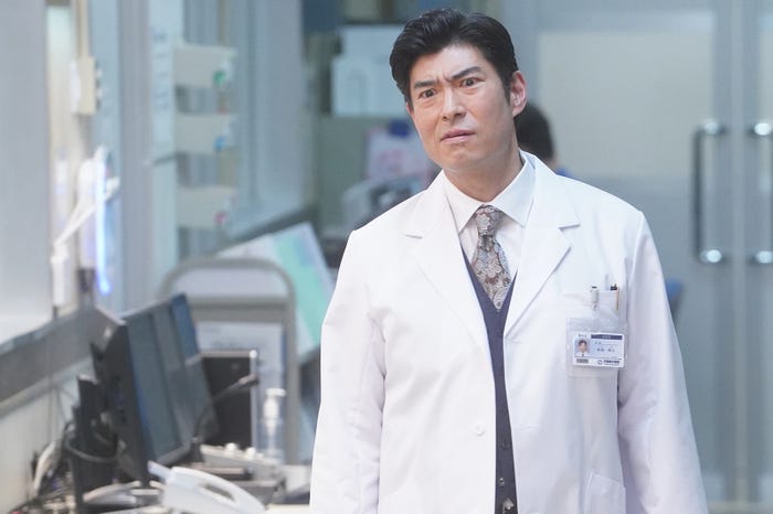 高嶋政宏/「ラジエーションハウスⅡ~放射線科の診断レポート~」第1話より(C)フジテレビ