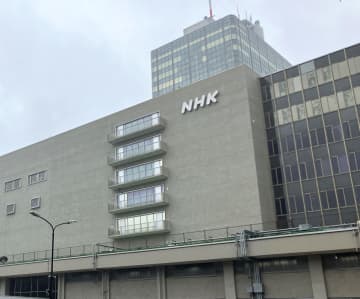 「めちゃくちゃ綺麗だな」「福山雅治の奥様」レコ大の裏で→NHK8時間出演の長身女優に騒然「TV出てる」「大掃除が進まない」「久しぶり拝見」「目疑った」「若い頃より雰囲気が」 電撃婚から10年、優しい声で