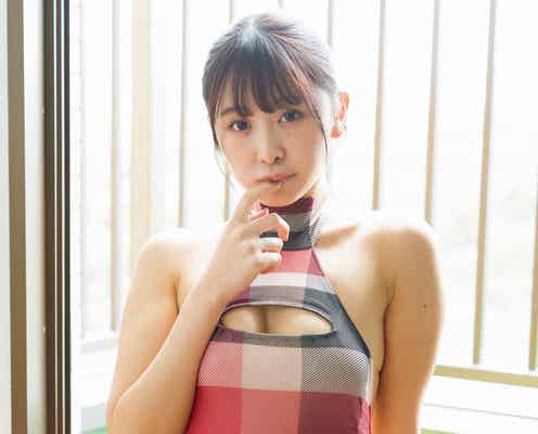 “9頭身ドール系美女”真島なおみ、SEXY衣装で美谷間披露