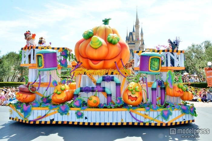 東京ディズニーランド新パレード「ハッピーハロウィーンハーべスト」/「巨大なかぼちゃを創りだすラボラトリー」