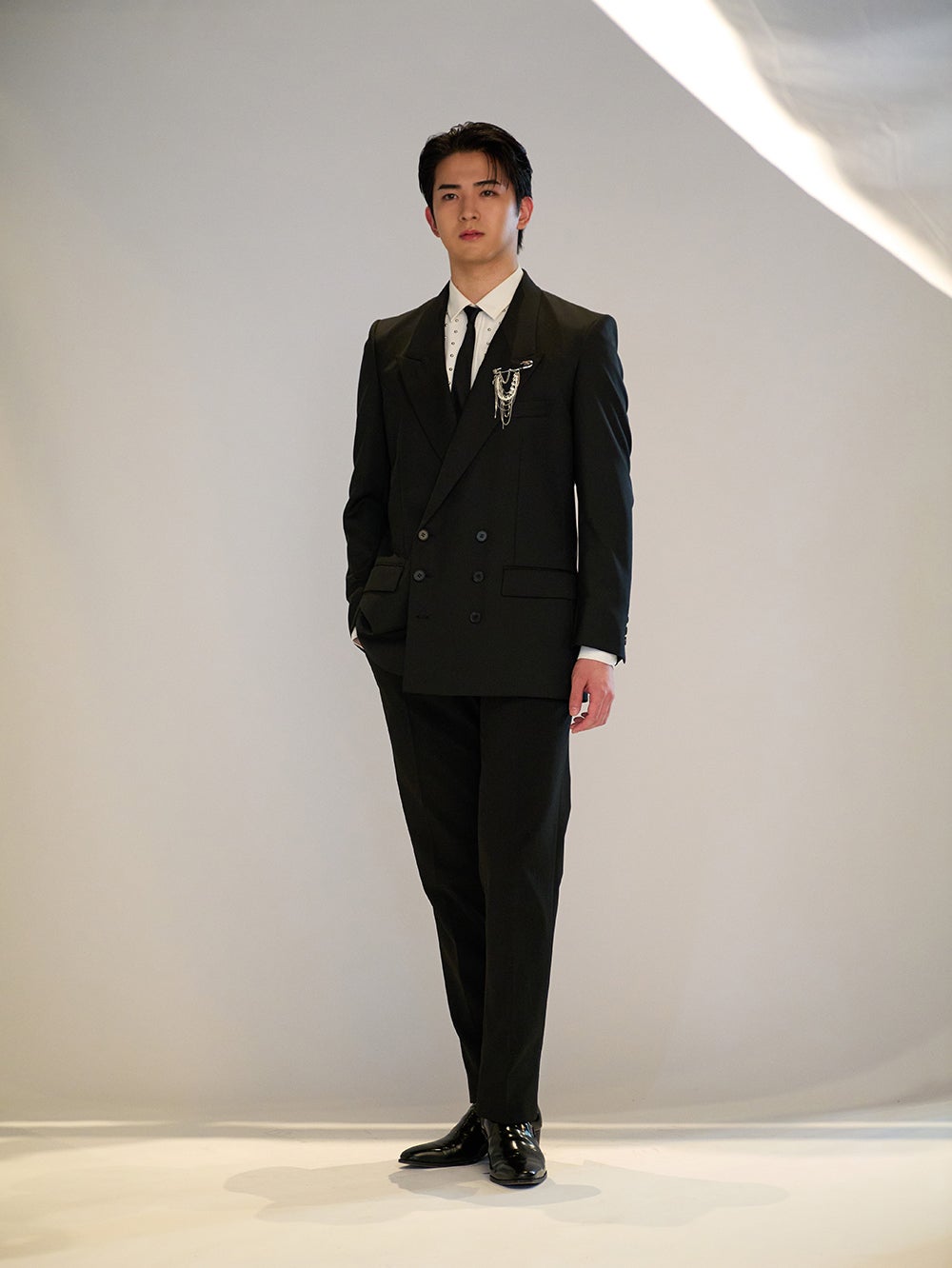 足の先まで立ち姿が美しい甲斐翔真／モデルプレス独占カット（提供写真）