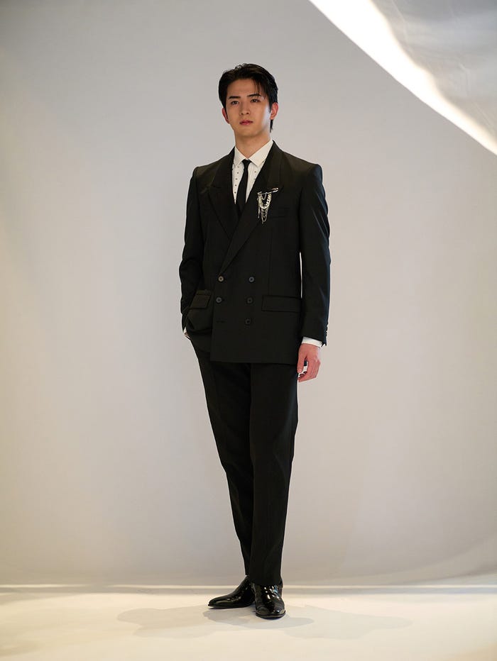 足の先まで立ち姿が美しい甲斐翔真/モデルプレス独占カット(提供写真)