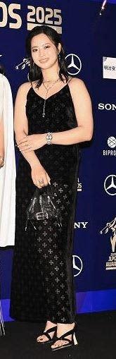 人気女子ゴルファー「クロムハーツ」の黒ドレス、アクセサリーで「かっこいい悪魔」イメージ 背中も美しく