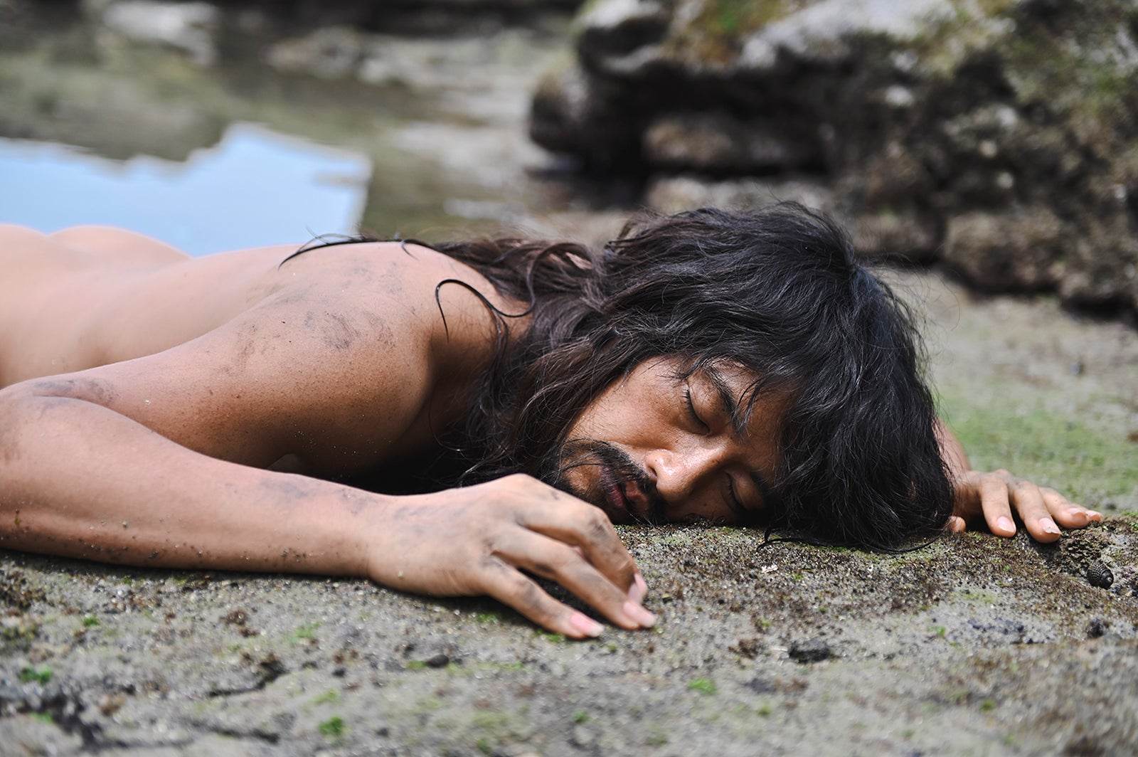 斎藤工、衝撃の“全裸漂着シーン”公開 「漂着者」クランクイン