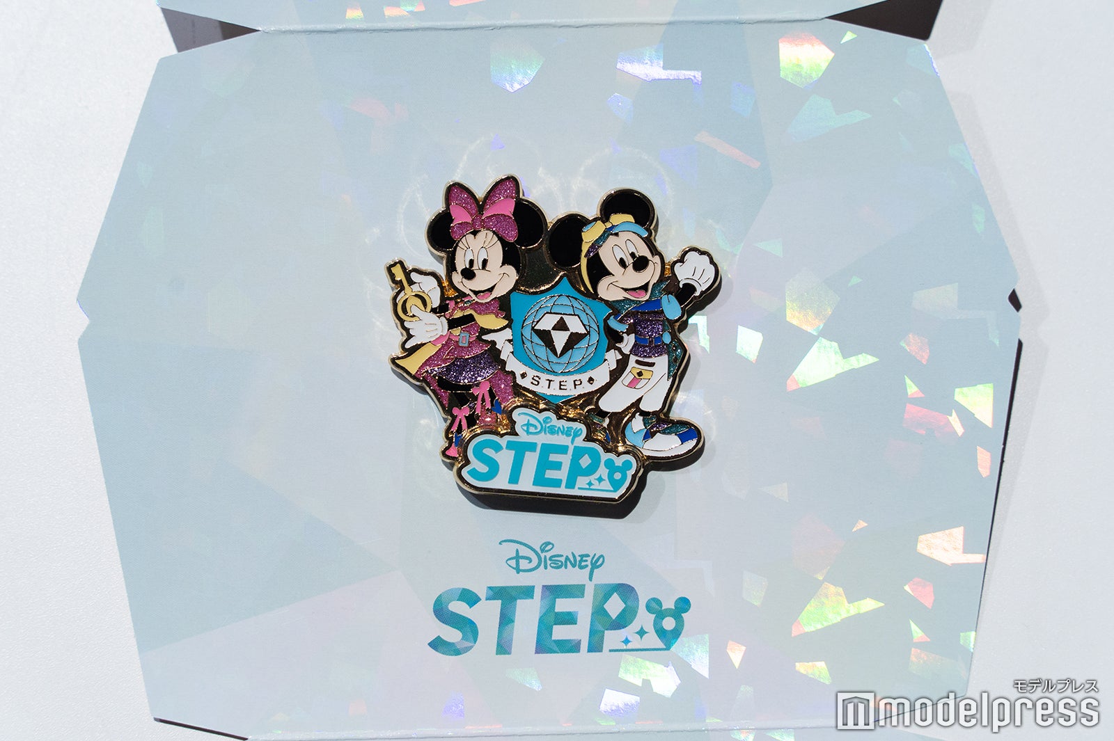 「リアルトレジャー」プレゼントキャンペーン第1弾のピンバッジ（C）モデルプレス