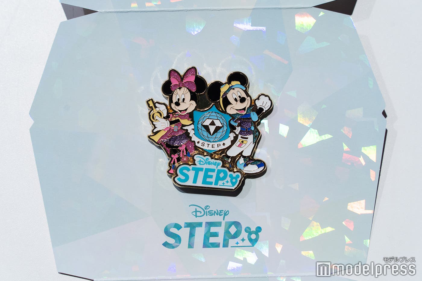 「リアルトレジャー」プレゼントキャンペーン第1弾のピンバッジ(C)モデルプレス