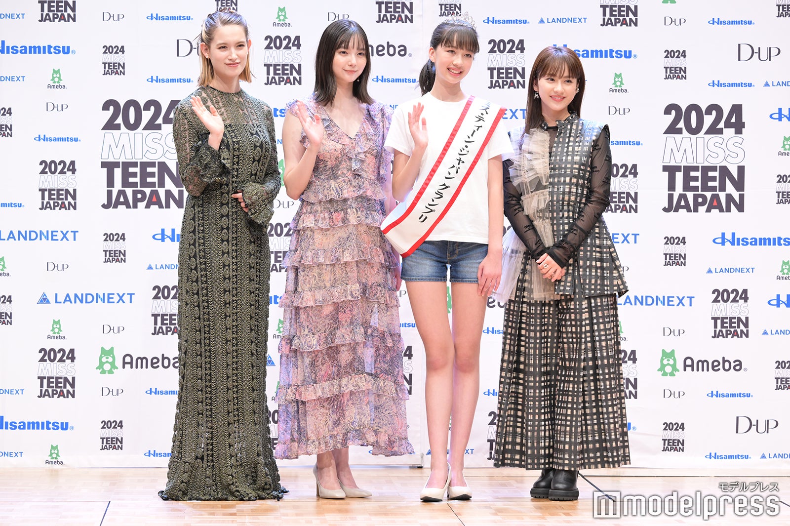 トラウデン直美、新川優愛、コバルチク花理愛さん、平祐奈（C）モデルプレス