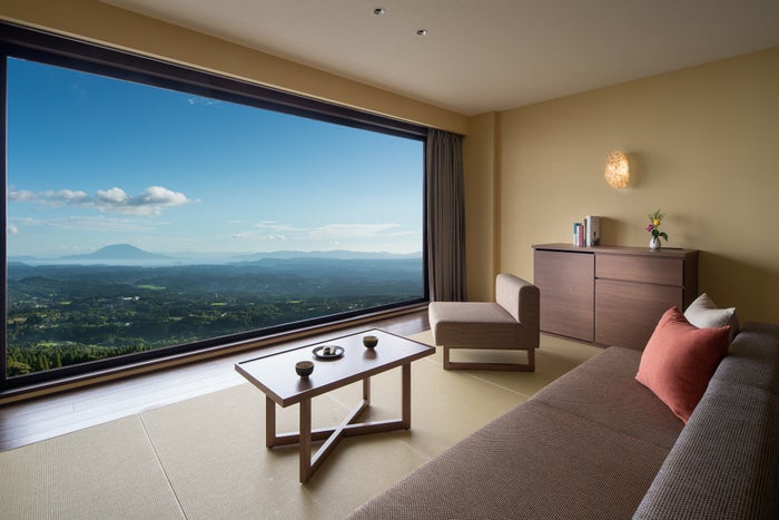 「星野リゾート　界 霧島」すすき草原に佇む露天風呂＆桜島を望む客室に滞在