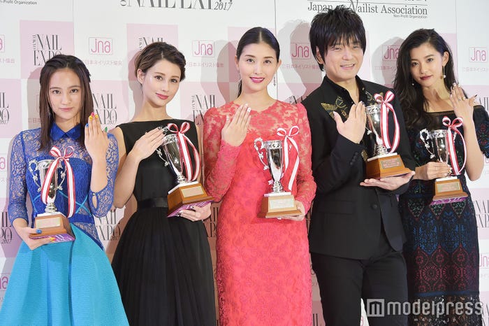 「ネイルクイーン2017」(左から)岡田結実、ダレノガレ明美、橋本マナミ、押尾コータロー、朝比奈彩 (C)モデルプレス