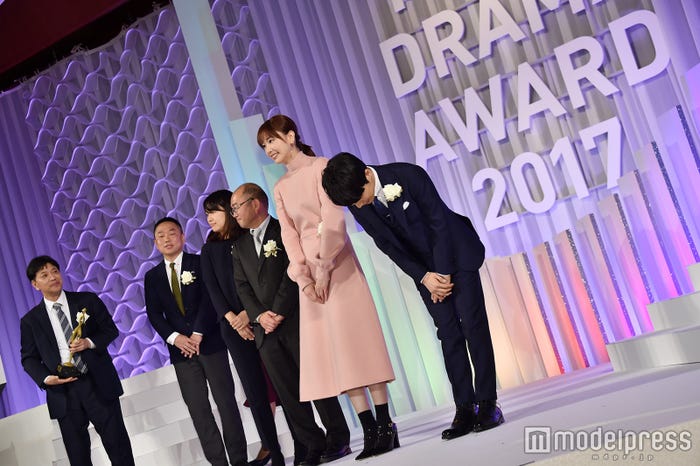 深々とお辞儀をする星野源(C)モデルプレス