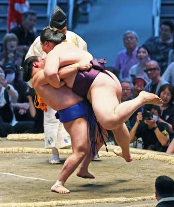 IGアリーナが騒然、小兵の藤ノ川が185キロ王鵬をつり上げる【大相撲】