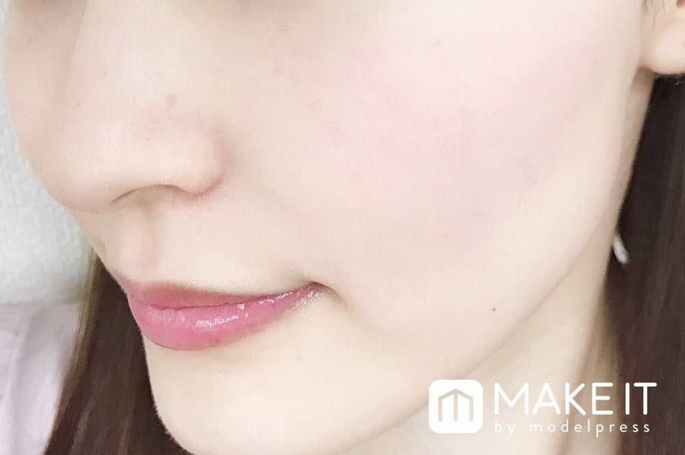 CHICCA／フローレスグロウ フラッシュブラッシュパウダー／05 マンゴープレス 使用 (C)メイクイット