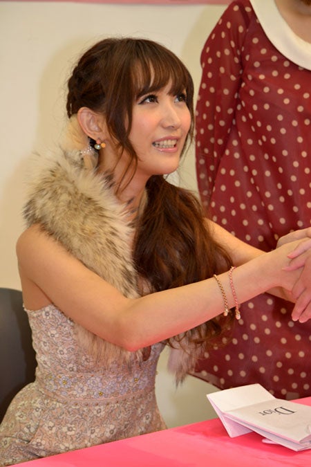 ファンと握手を交わす菅野結以