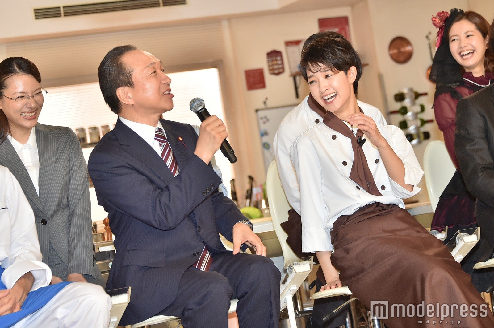 小日向文世、剛力彩芽（C）モデルプレス