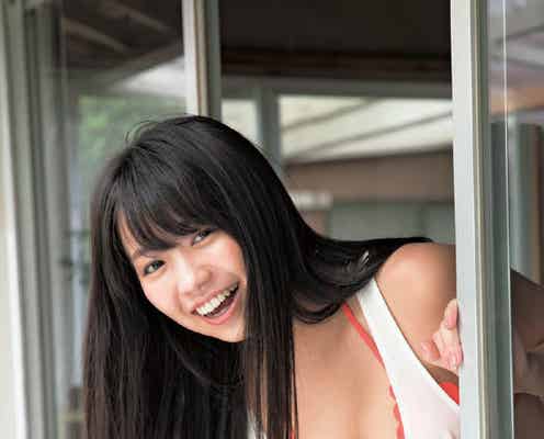 大原優乃、ひょっこりポーズでくっきり谷間際立つ