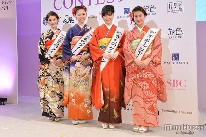 (左より)岸岡小百合さん(準クイーン)、石井沙季さん(準クイーン)、山田愛梨さん(クイーン)、伊藤千晶さん(オスカープロモーション賞)