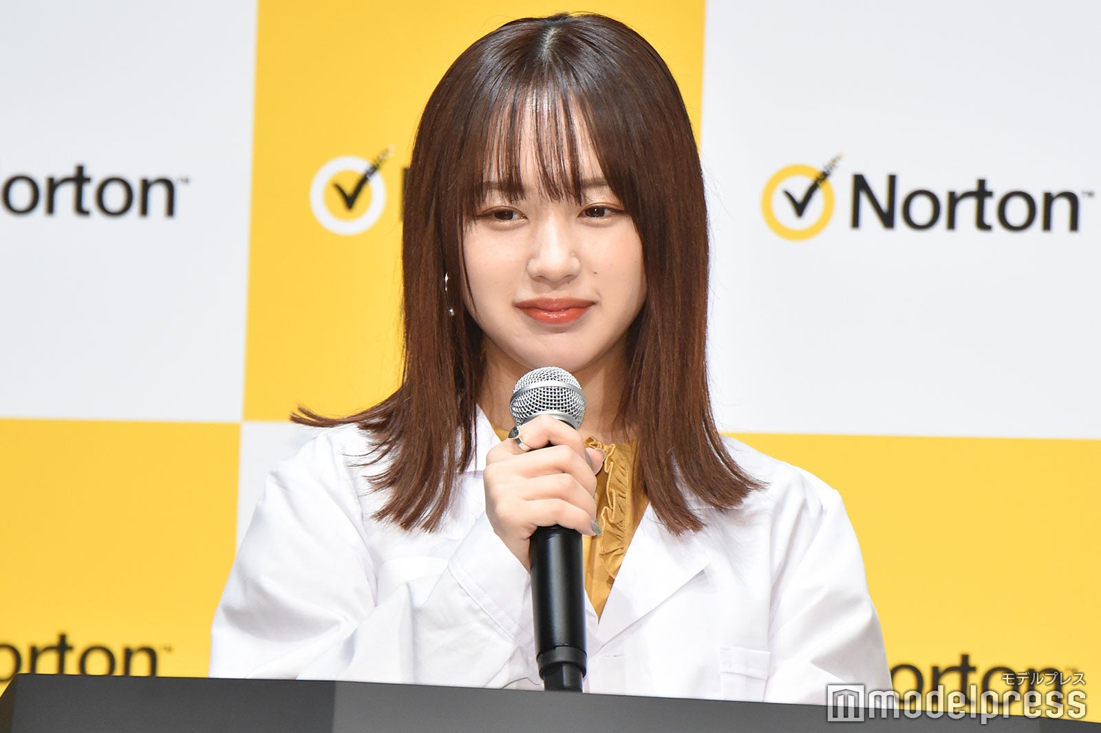 “先生”として真面目に話を進めるなえなの（C）モデルプレス