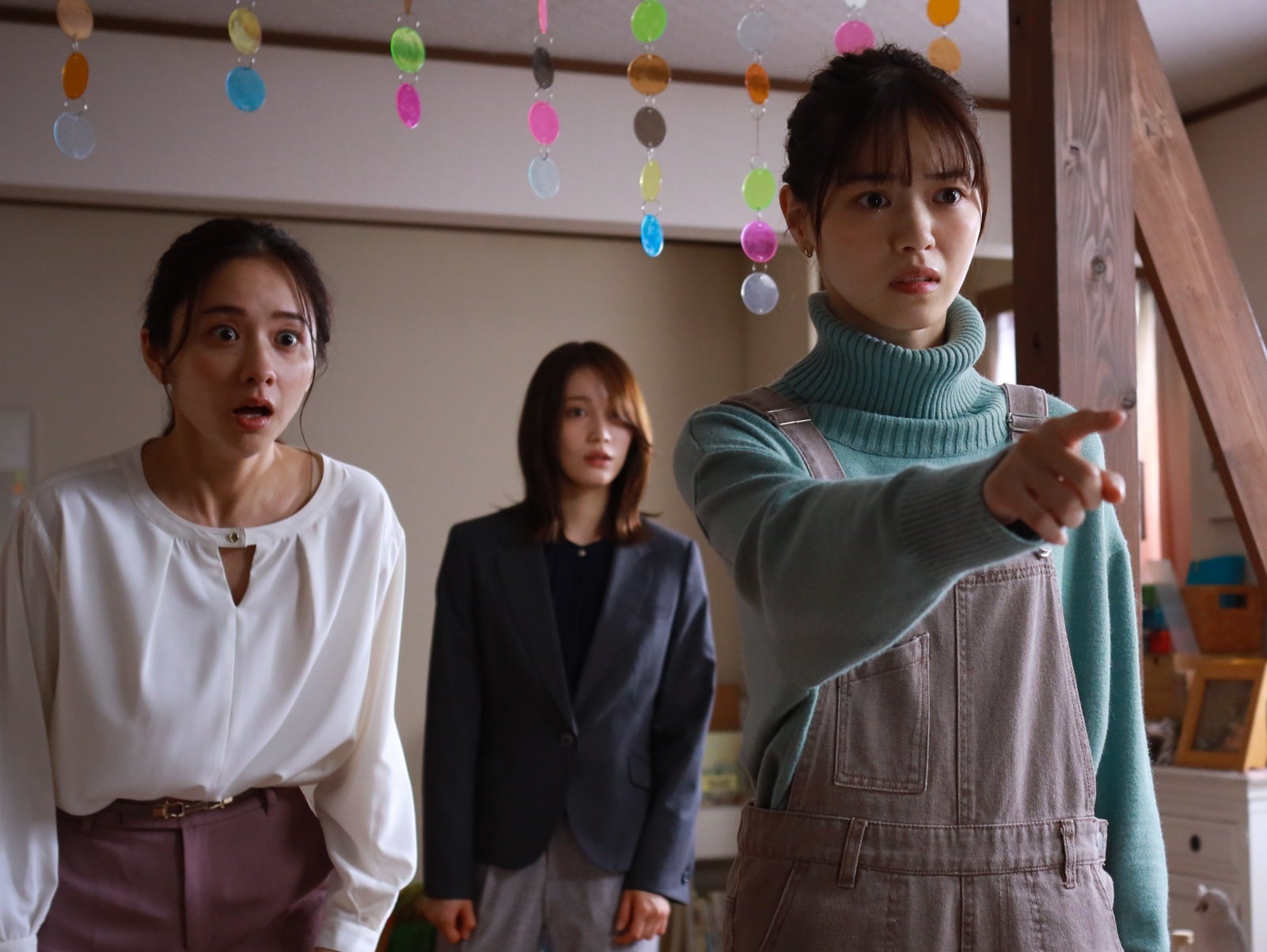 堀田真由、中村ゆりか、西野七瀬／「言霊荘」第8話より（C）テレビ朝日