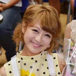 祝福の花束に囲まれ幸せそうな笑顔を見せる鈴木奈々