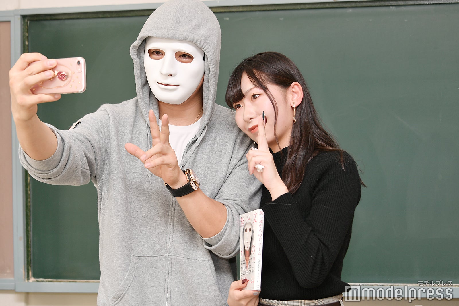 抽選会であたったファンと2ショット撮影 （C）モデルプレス