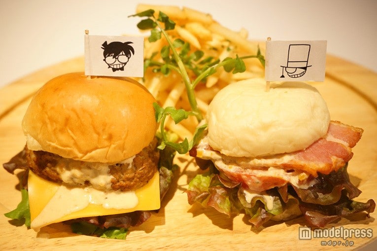 「コナン＆怪盗キッドの“特製BLTサンド＆チーズバーガーフライドポテト添え”」￥2，150（税抜）【モデルプレス】