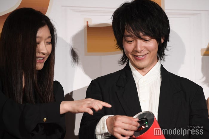 クラッカーの中身が残っていた中村倫也 (C)モデルプレス