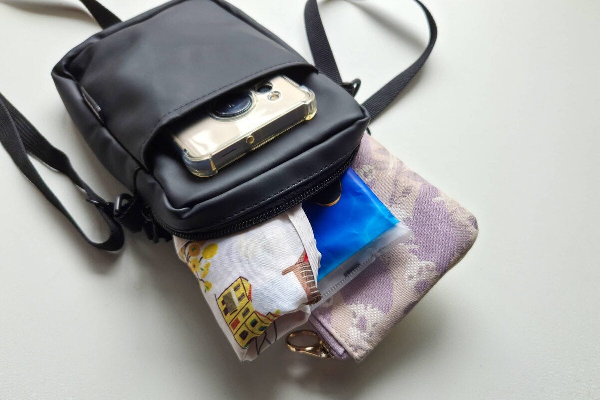 フェイクレザースマホショルダーバッグ