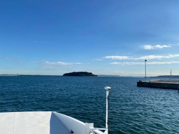フェリーで向かう猿島。小さな島が間近に迫ってくる景色に冒険心が動き出す