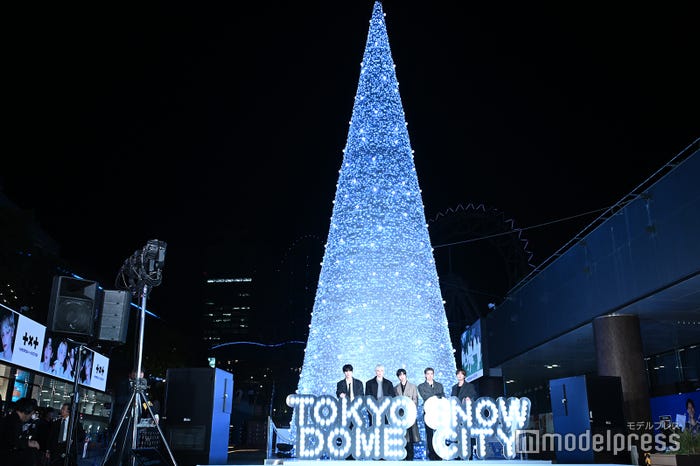 (左より)SOOBIN(スビン)、HUENINGKAI(ヒュニンカイ)、BEOMGYU(ボムギュ)、YEONJUN(ヨンジュン)、TAEHYUN(テヒョン)(C)モデルプレス