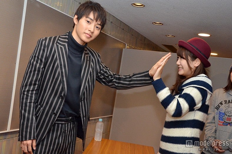 ファンとハイタッチする山崎賢人【モデルプレス】