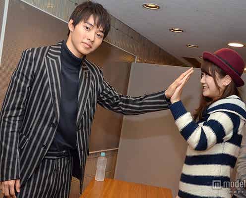 山崎賢人“壁ドン”の反響に本音 ハイタッチで女子絶叫