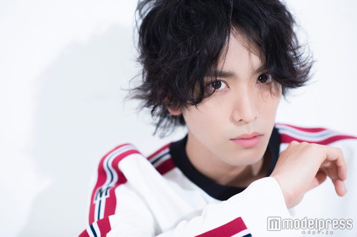 黒羽麻璃央(C)モデルプレス