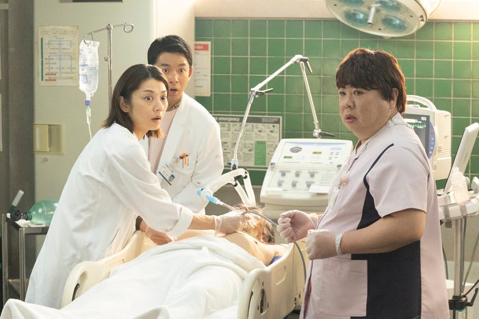 小池栄子、仲野太賀、塚地武雅「新宿野戦病院」第5話より(C)フジテレビ