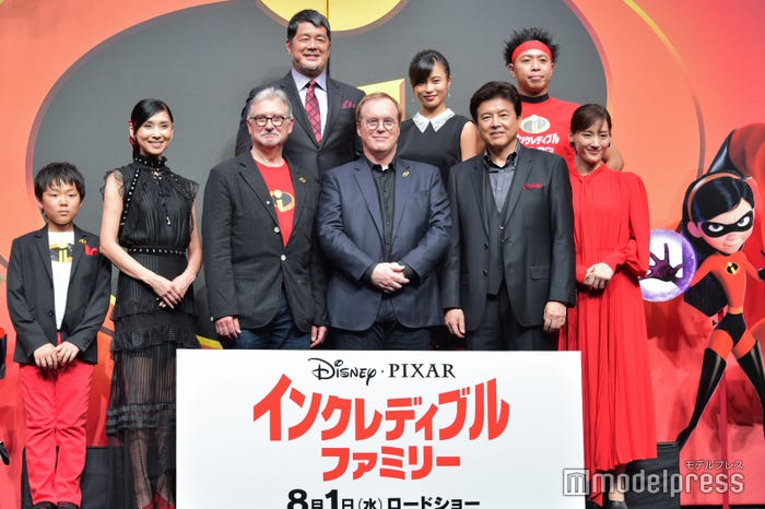 (前列左から)山崎智史、黒木瞳、ジョン・ウォーカー、ブラッド・バード監督、三浦友和、綾瀬はるか(後列左から)高田延彦、小島瑠璃子、サンシャイン池崎(C)モデルプレス