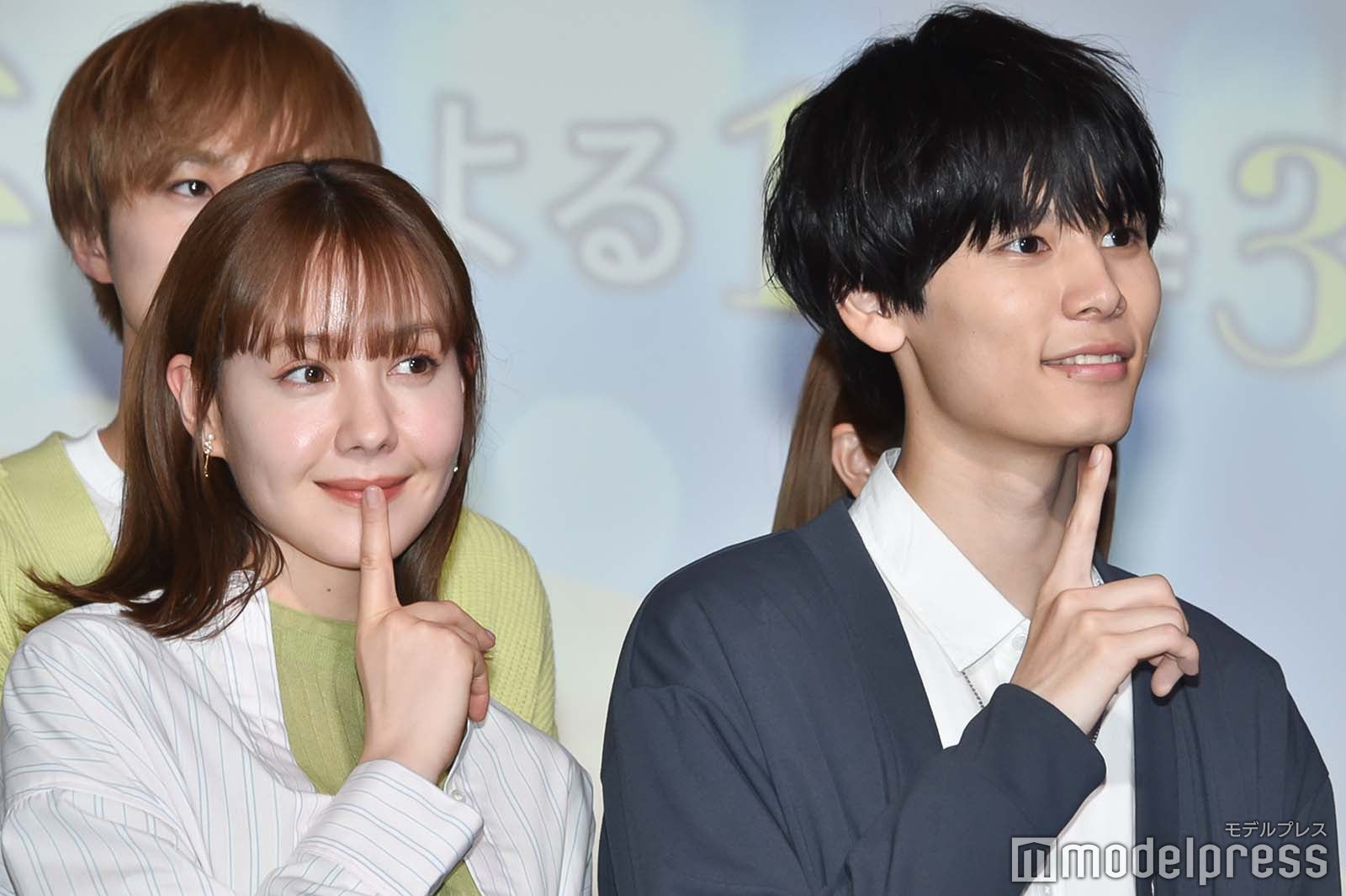 “月読くん”ポーズのトリンドル玲奈、萩原利久（C）モデルプレス