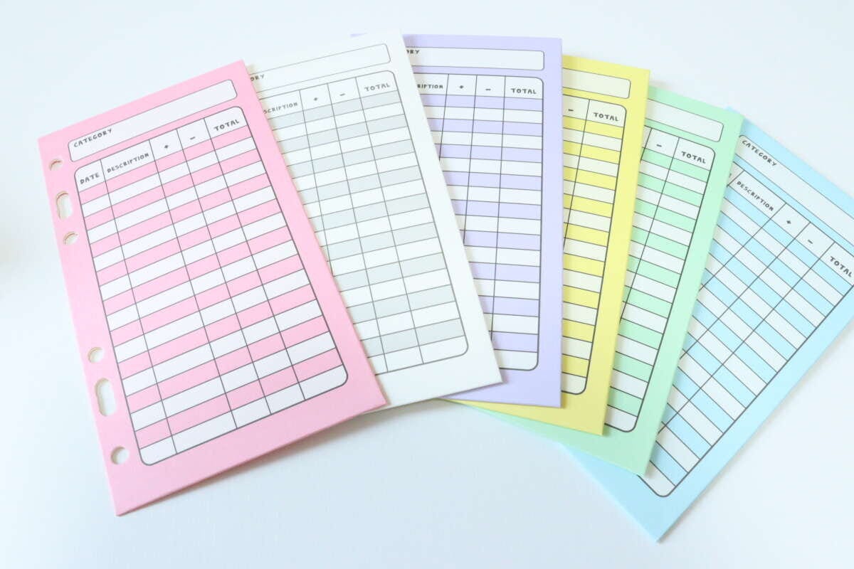 ダイソーの現金管理用封筒（バインダーサイズ、カラー、6枚）のビジュアル