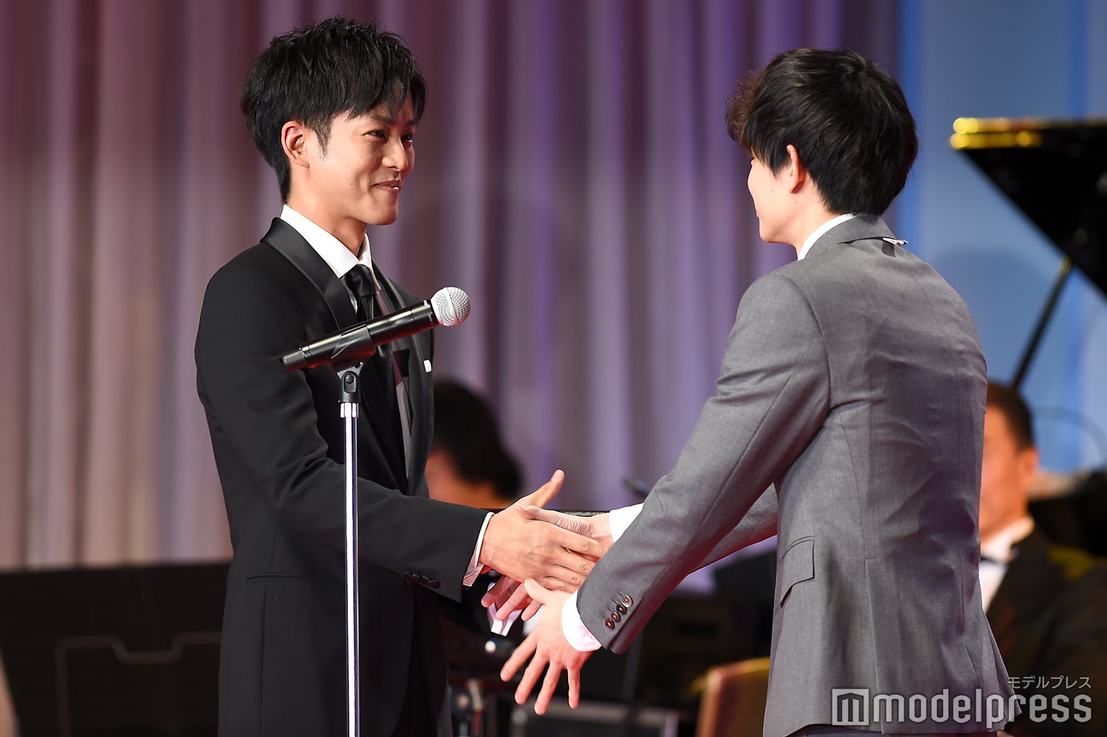 松坂桃李、菅田将暉 （C）モデルプレス