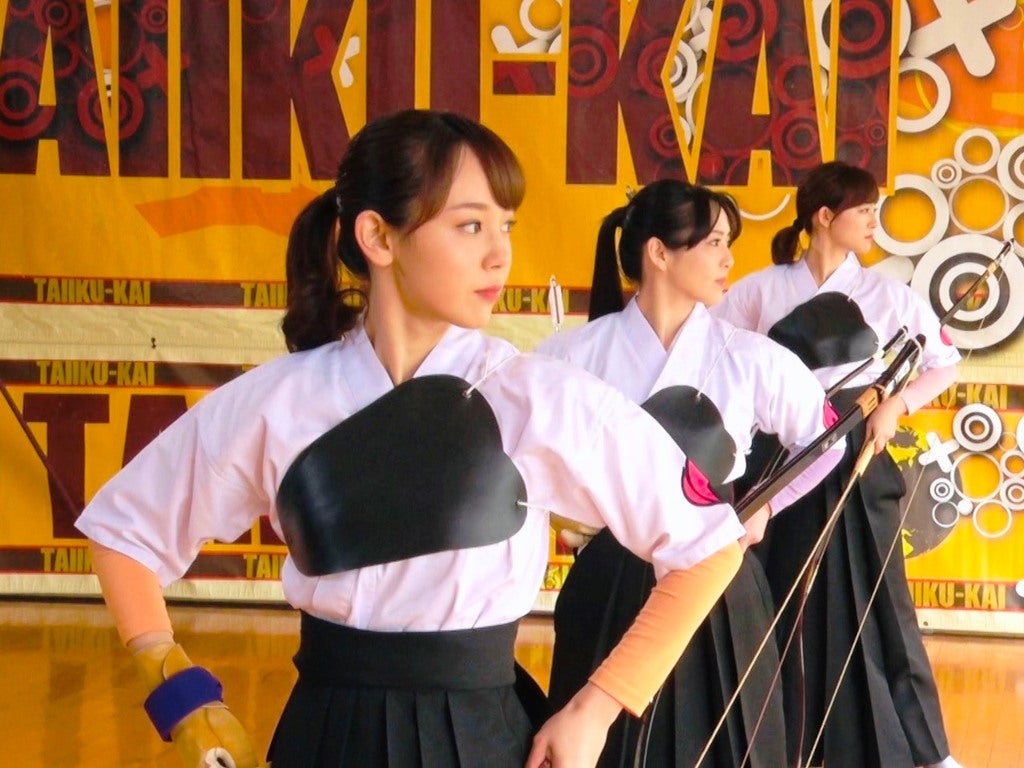新井恵理那率いるセント・フォース弓道部（C）TBS