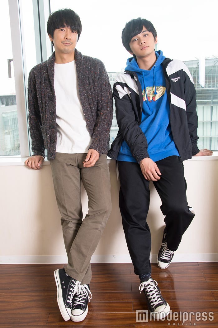 この日の衣装はお揃いのスニーカー!/眞島秀和、北村匠海 (C)モデルプレス