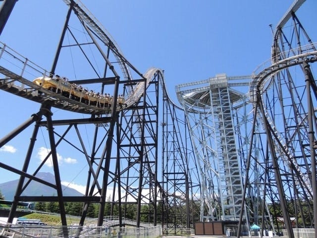 奥に見えるタワーが「FUJIYAMA タワー」です