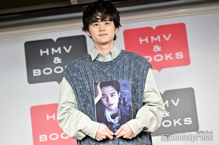 写真集を大切に抱える鈴鹿央士(C)モデルプレス