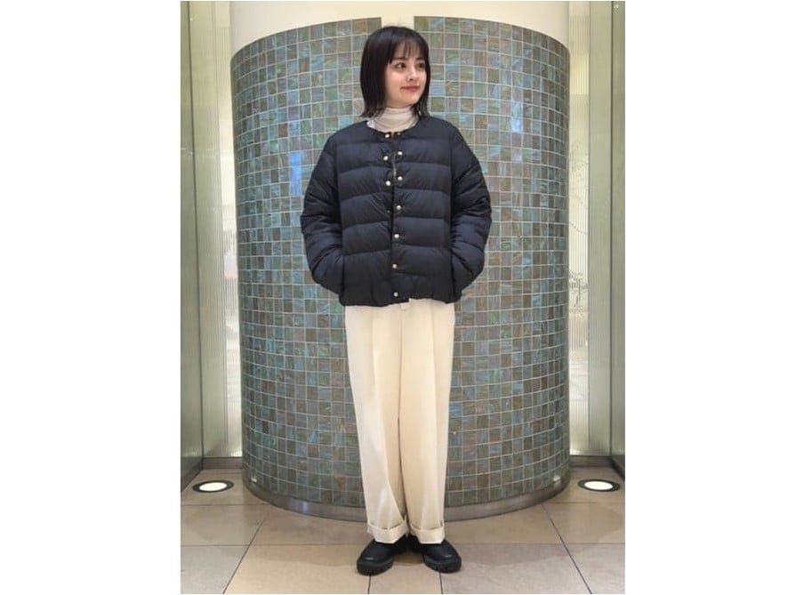 【OKコーデ】定番の黒ダウンには旬のタック入りワイドパンツを　出典：WEAR