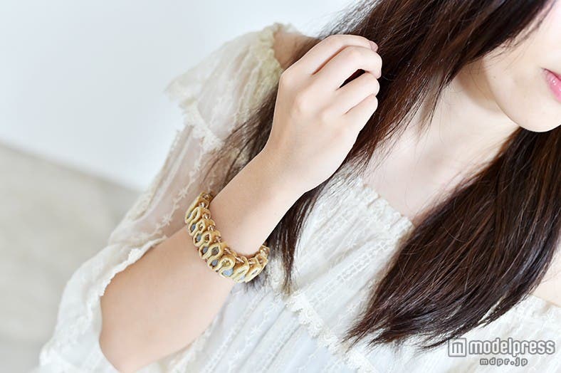 大ぶりのバングルは細見え効果も