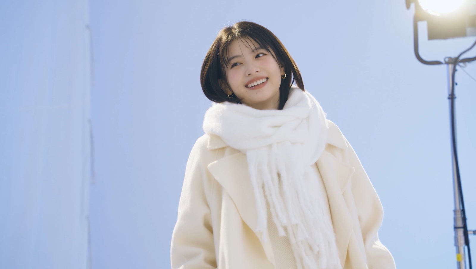 出口夏希／メルティーキッス新CM「冬の待ち合わせ」篇メイキングカット（提供写真）