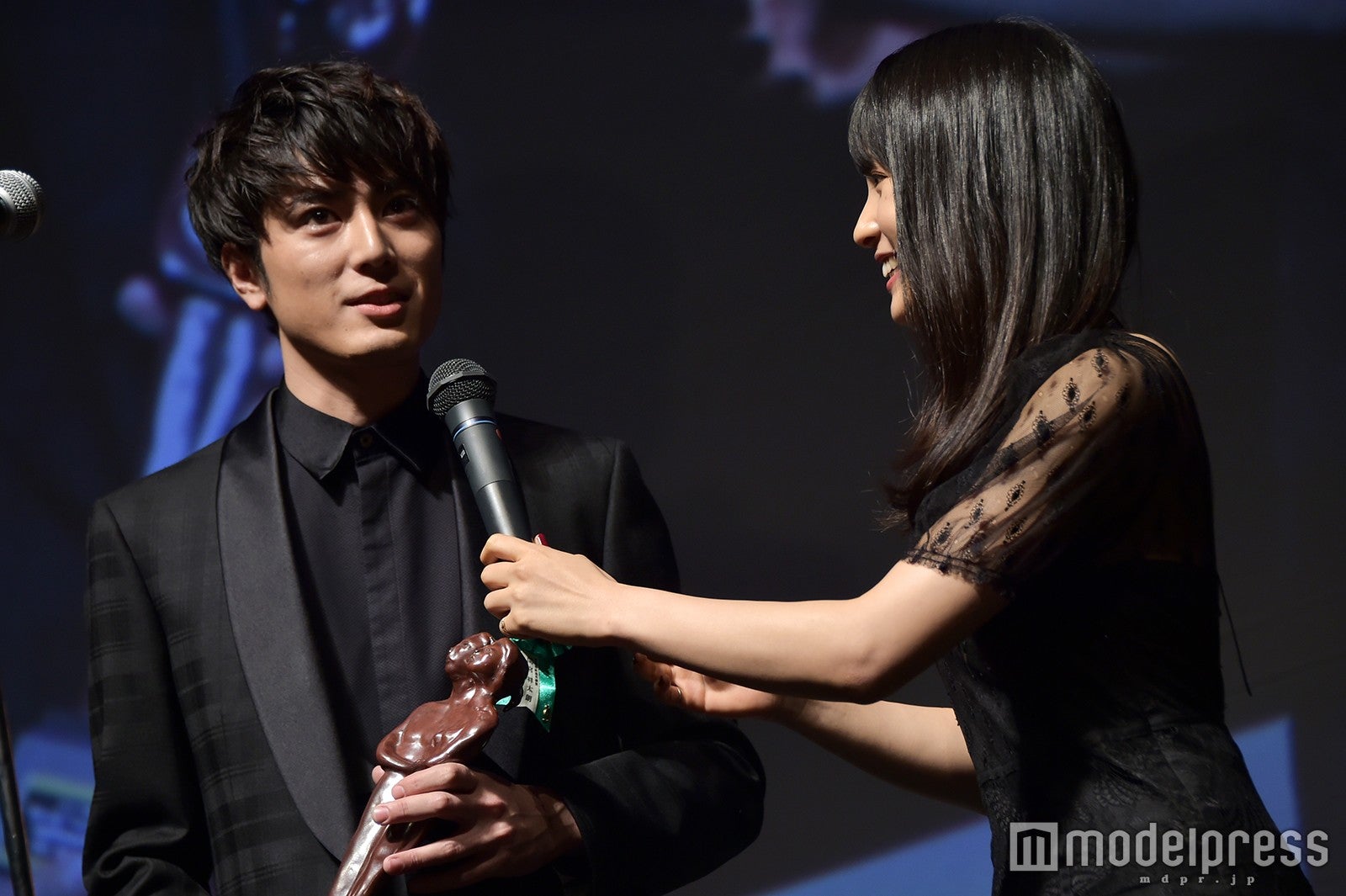 間宮祥太朗、土屋太鳳（C）モデルプレス