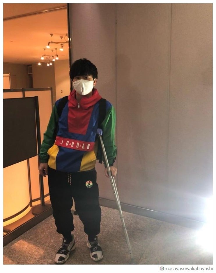 オードリー若林正恭、松葉杖姿でヒザ負傷報告「下手なのに調子に乗って」