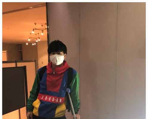 オードリー若林正恭、松葉杖姿でヒザ負傷報告「下手なのに調子に乗って」