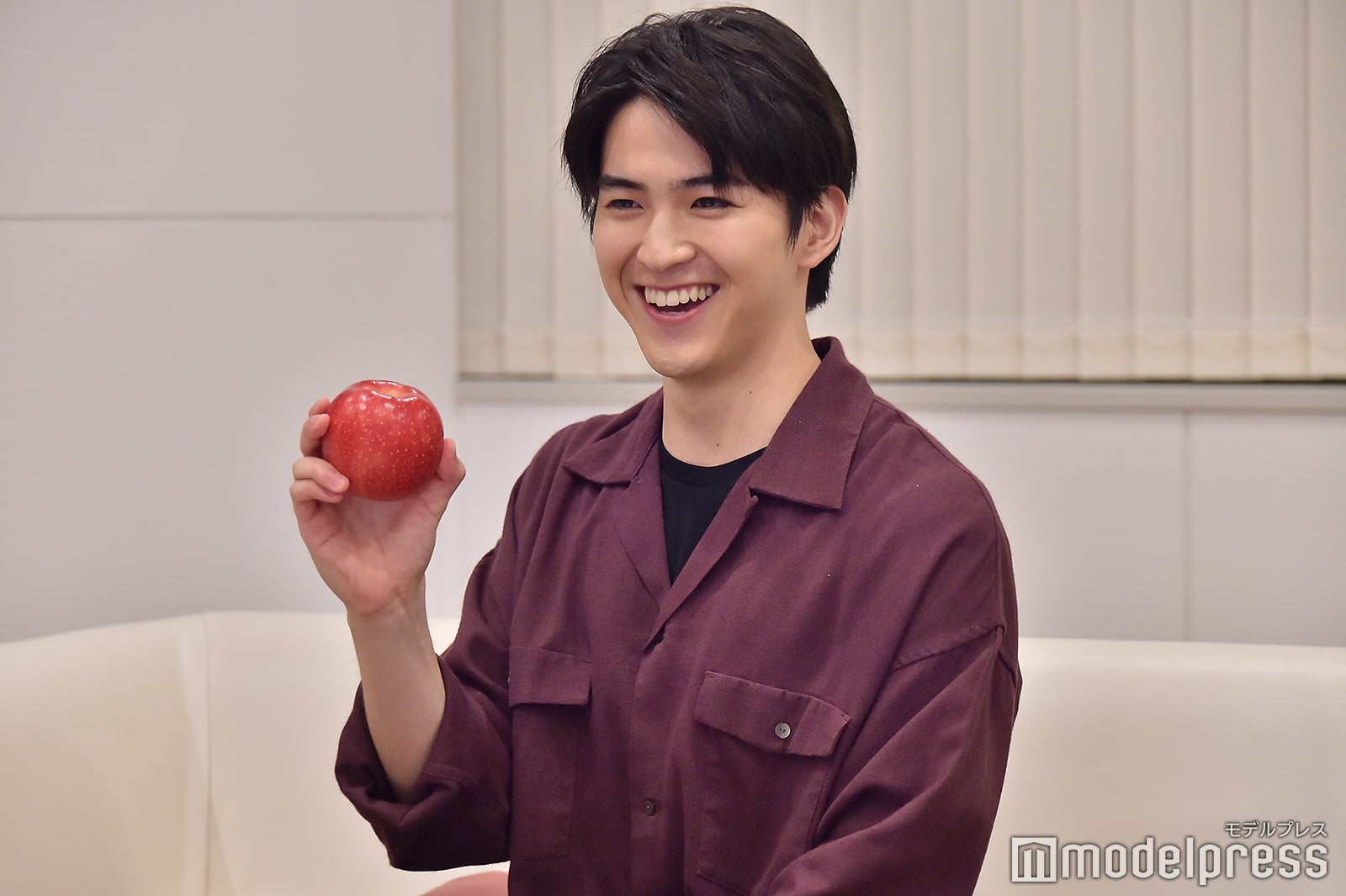 スクショタイム中の甲斐翔真（C）モデルプレス