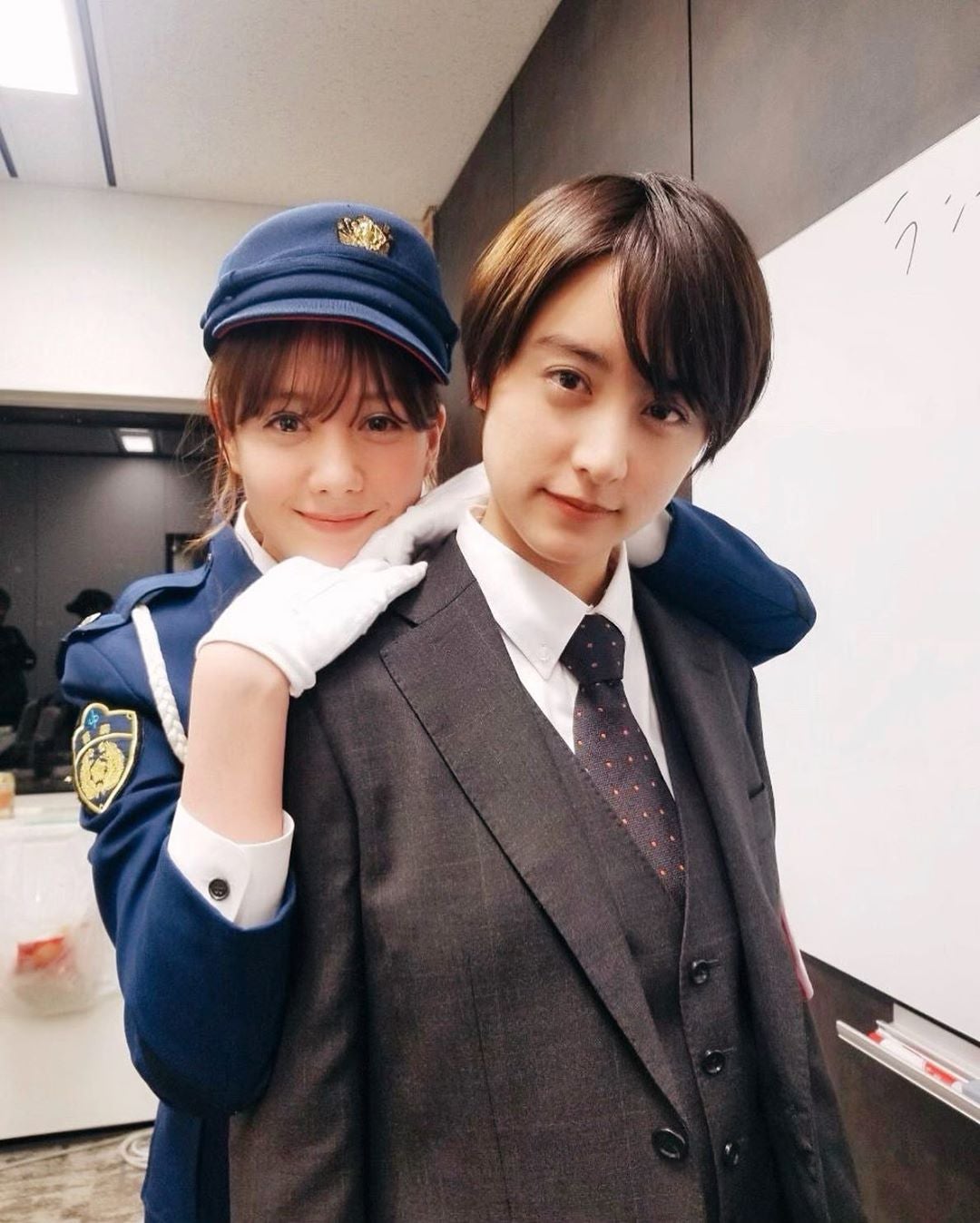 ショートヘアの山本美月にトリンドル玲奈が密着 2ショットに「カッコ可愛い」と絶賛の声