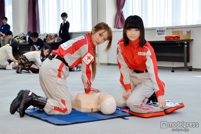 高橋みなみ（左）と島崎遥香（右）